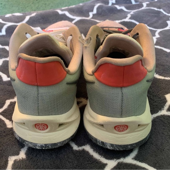 Nike Kyrie 4 Low “Pale Coral” - Picture 4 of 6